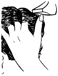 Рис. 78. Прием использования пальцев левой руки для укладки волос феном